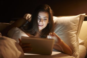 Laptops en mobiele telefoons in bed verstoren uw nachtrust